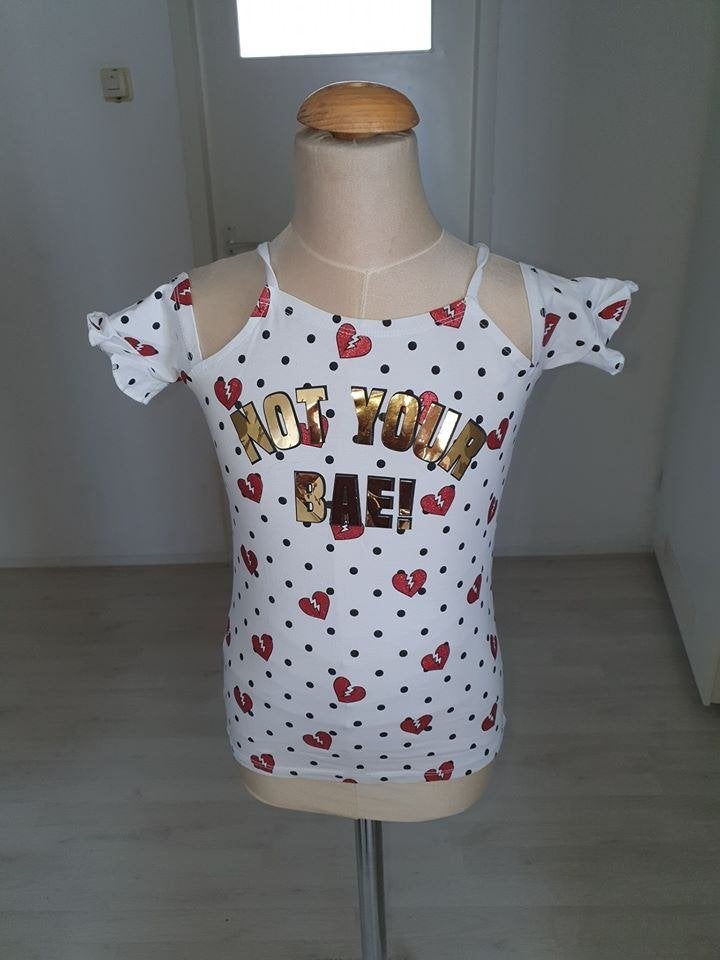 Leuk wit shirt met hartjes en 'NOT YOUR BAE!' maat 134, Kinderen en Baby's, Kinderkleding | Maat 134, Meisje, Ophalen of Verzenden