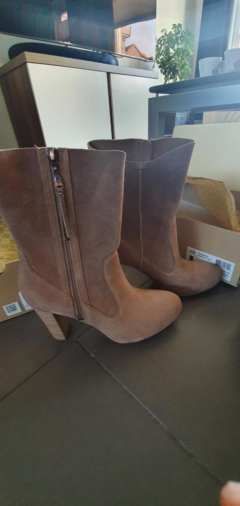 Nieuw UGG halfhoge laarsjes bruin mt 39, UGG, Bruin, Lage of Enkellaarzen, Ophalen of Verzenden