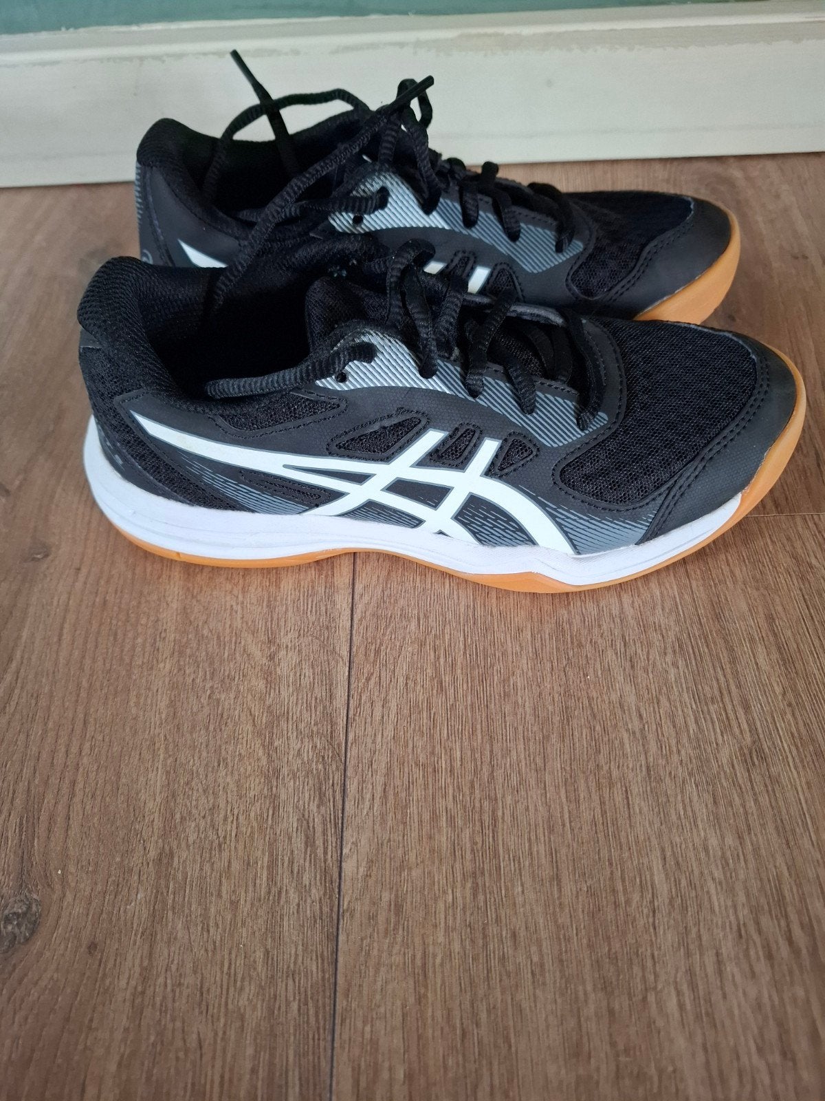 ASICS Upcourt 5 Sportschoenen - Zwart/Wit - Maat 34.5, Kleding | Heren, Ophalen of Verzenden, Gedragen, Zwart, Sportschoenen