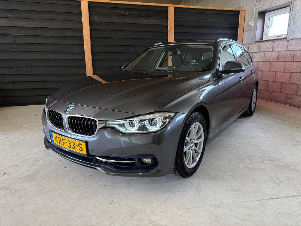 BMW 318i Touring Sport Line | Automaat | Trekhaak | MARGE, Automaat, 1465 kg, 3 cilinders, 3-Serie