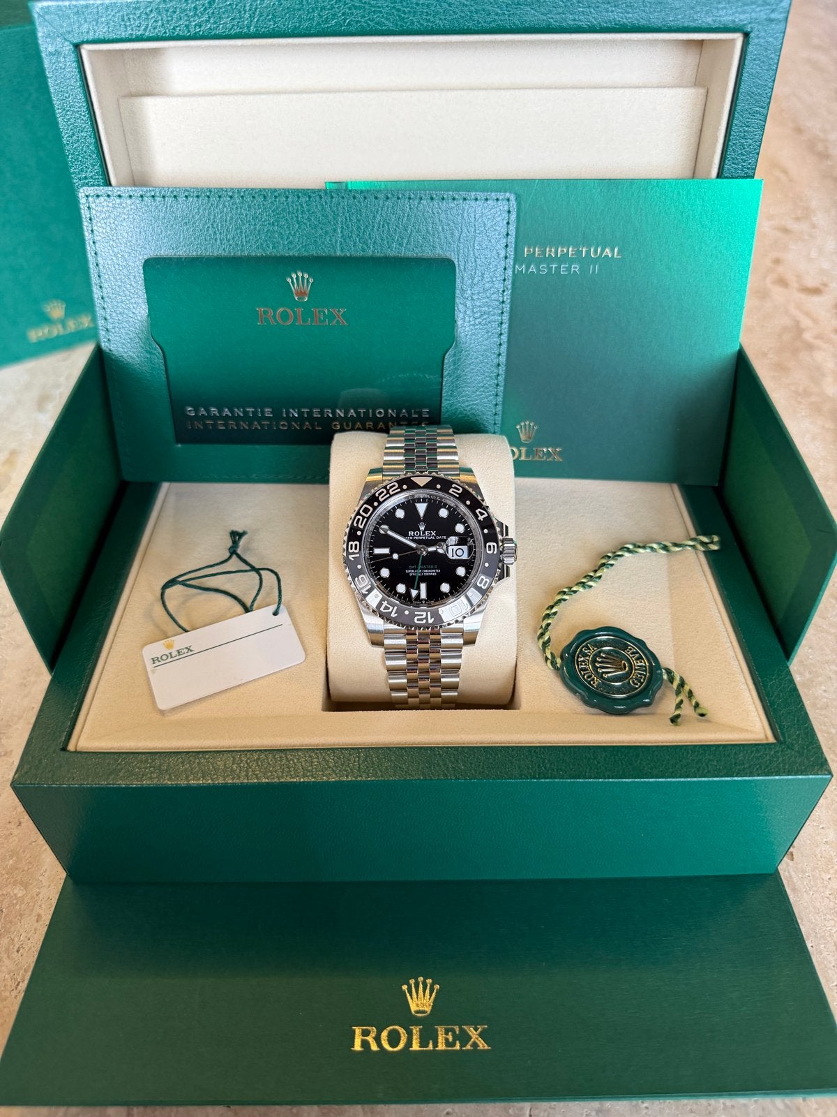 Rolex GMT-Master II “Bruce Wayne” – Jubilee – Full Set, Sieraden, Tassen en Uiterlijk, Polshorloge, Nieuw, Ophalen of Verzenden