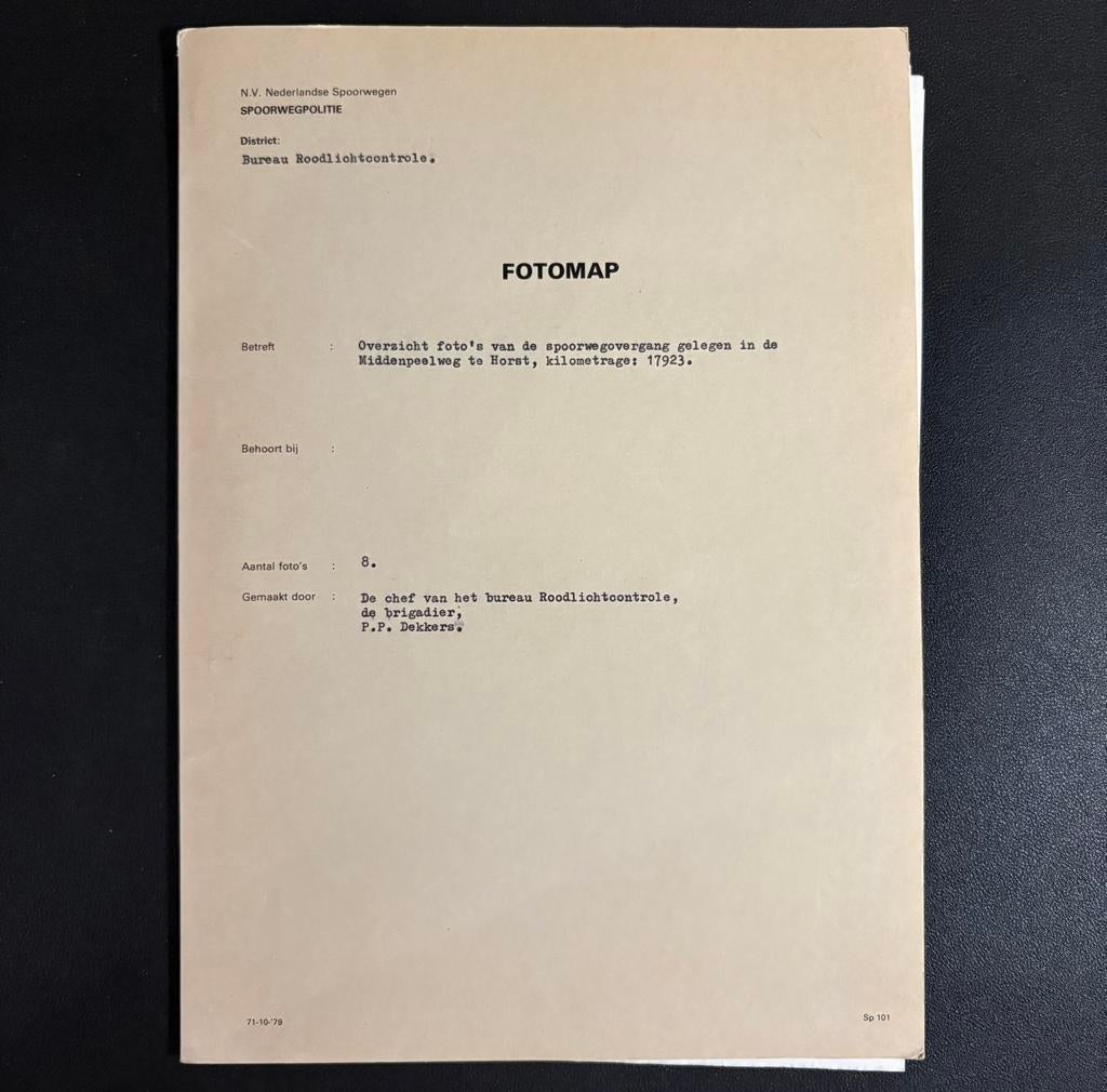 Fotomap spoorwegpolitie spoorwegovergang te Horst (1984), Verzamelen, Spoorwegen en Tramwegen, Ophalen of Verzenden, Gebruikt