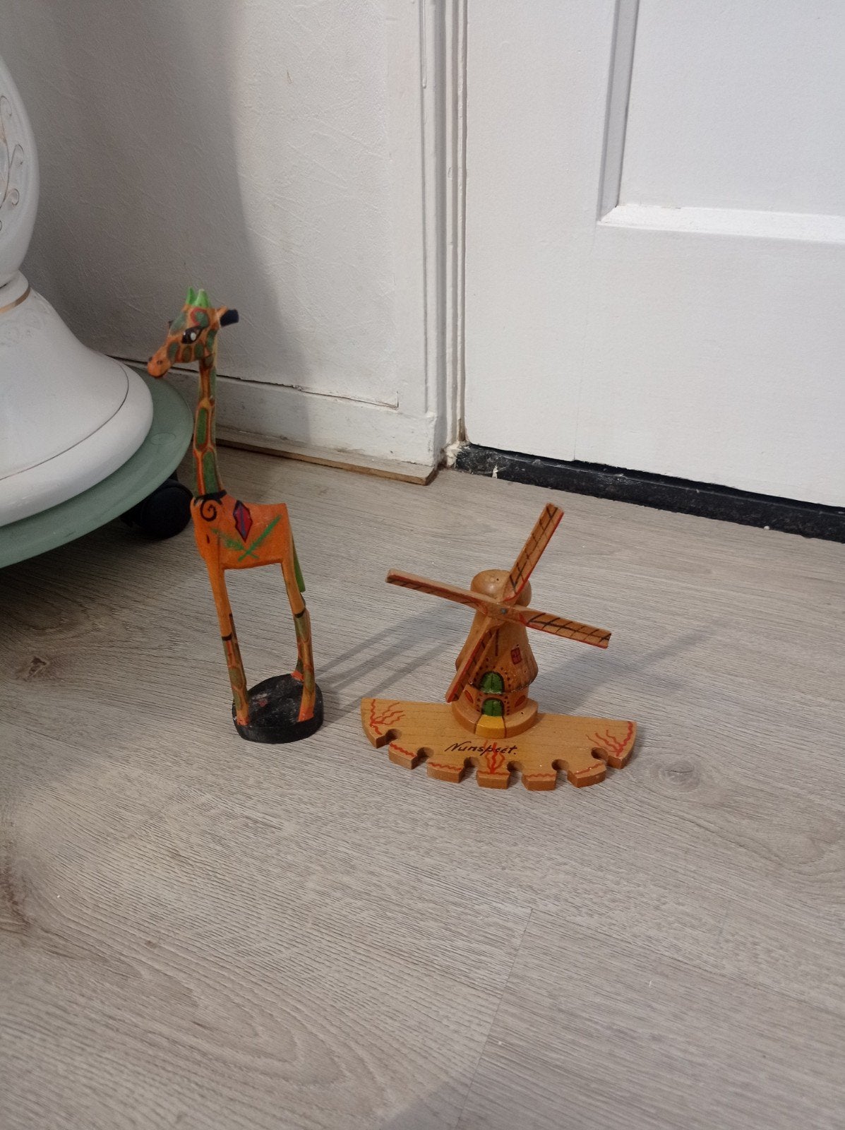 Vintage Handgemaakte Molen en Giraf Beeldjes, Ophalen of Verzenden, Gebruikt