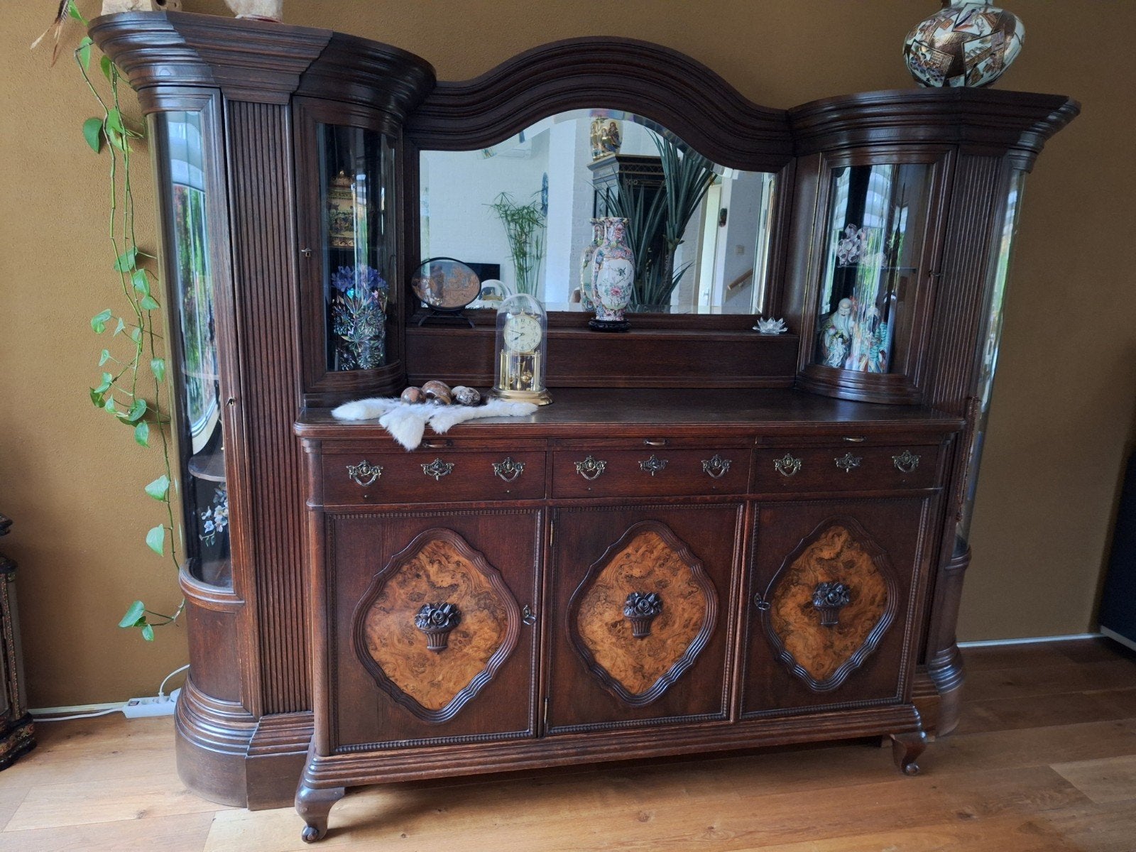 Oude pronkkast vitrine dressoir kast met spiegel., Antiek en Kunst, Ophalen