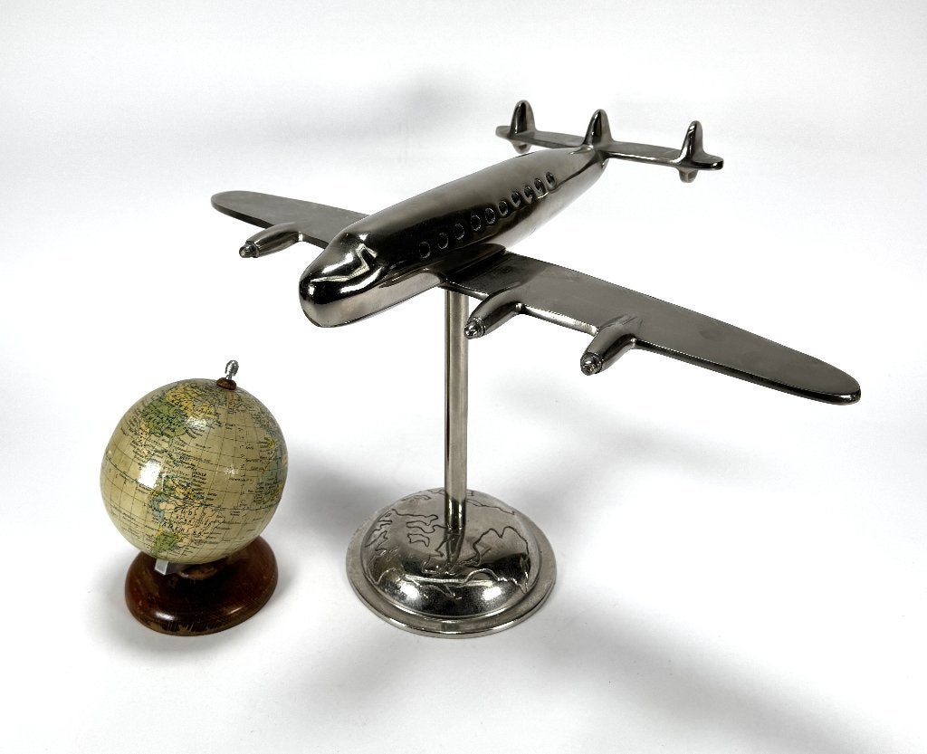 622. Vliegtuigmodel Lockheed en globe Räth – midden 20e eeuw, Ophalen