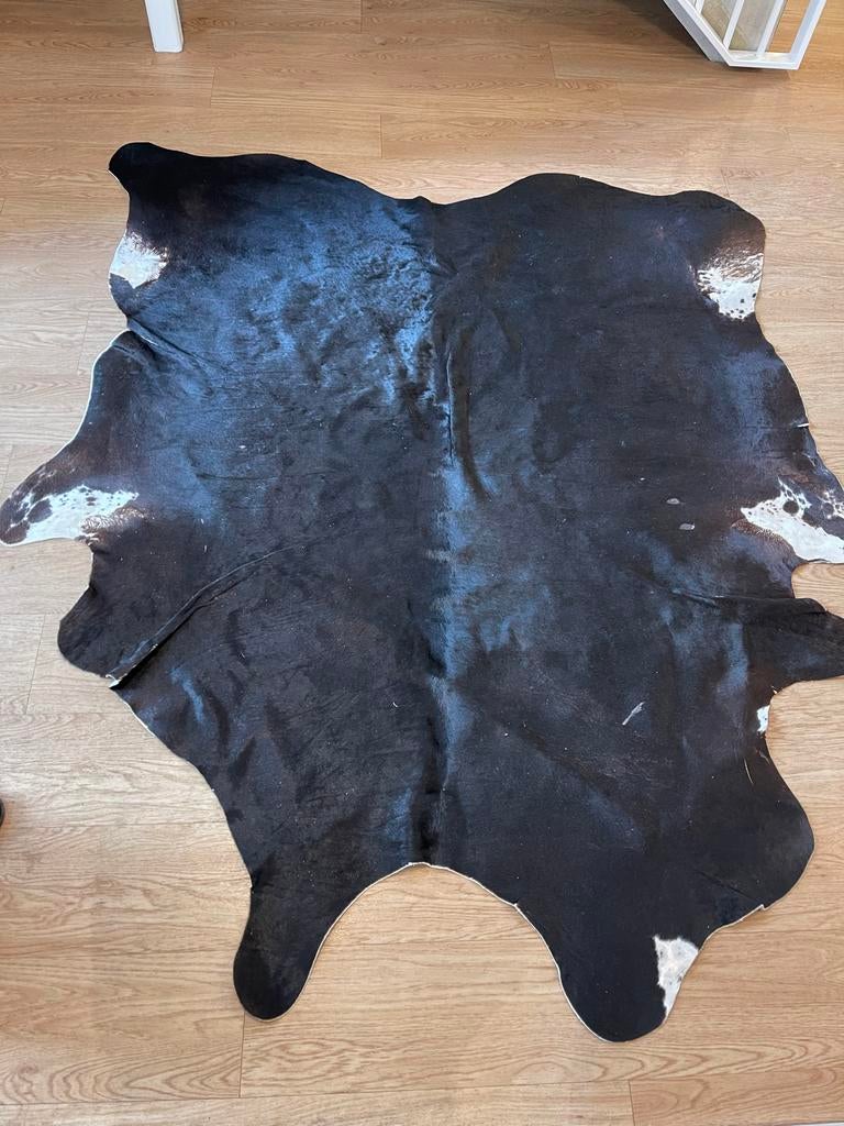 Vloerkleed koeienhuid, Gebruikt, 100 tot 150 cm, Zwart, Ophalen of Verzenden