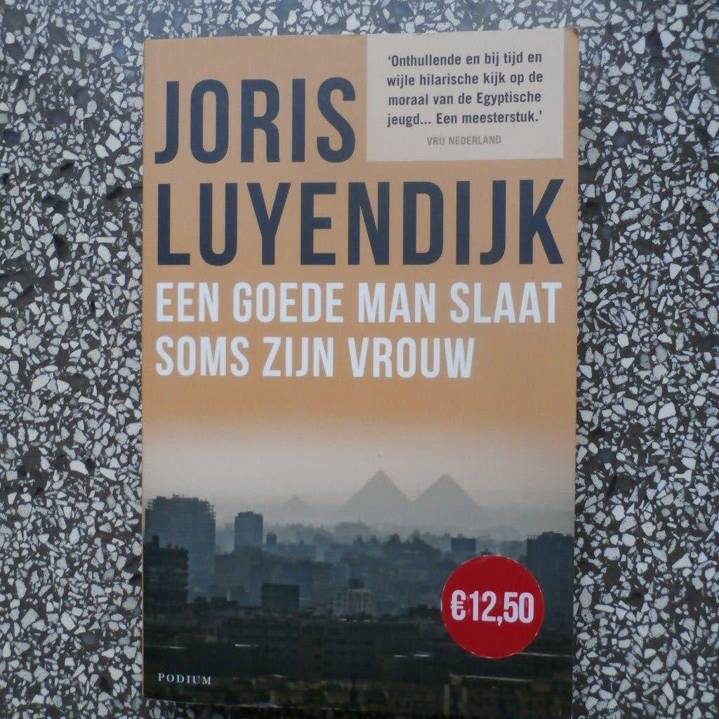 Joris Luyendijk - Een goede man slaat soms zijn vrouw - 5,00, Ophalen of Verzenden, Zo goed als nieuw, Joris Luyendijk