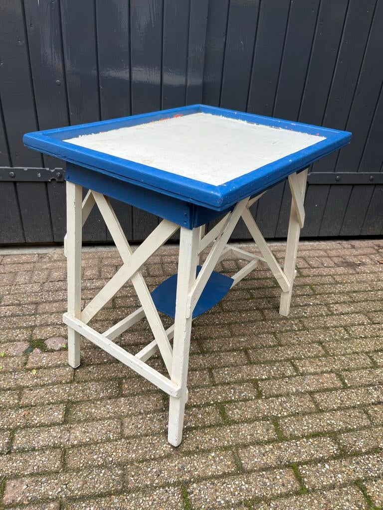Vintage bijzettafel blauw wit kinderbureau, schooltafel hout, 45 tot 60 cm, Minder dan 55 cm, Gebruikt, Ophalen of Verzenden