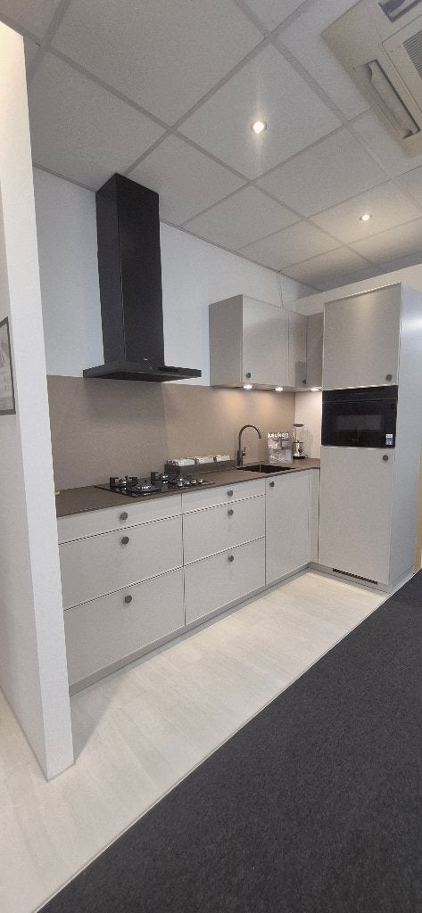 Showroom keuken: Pure compacte (hoek)keuken met bokmerk!