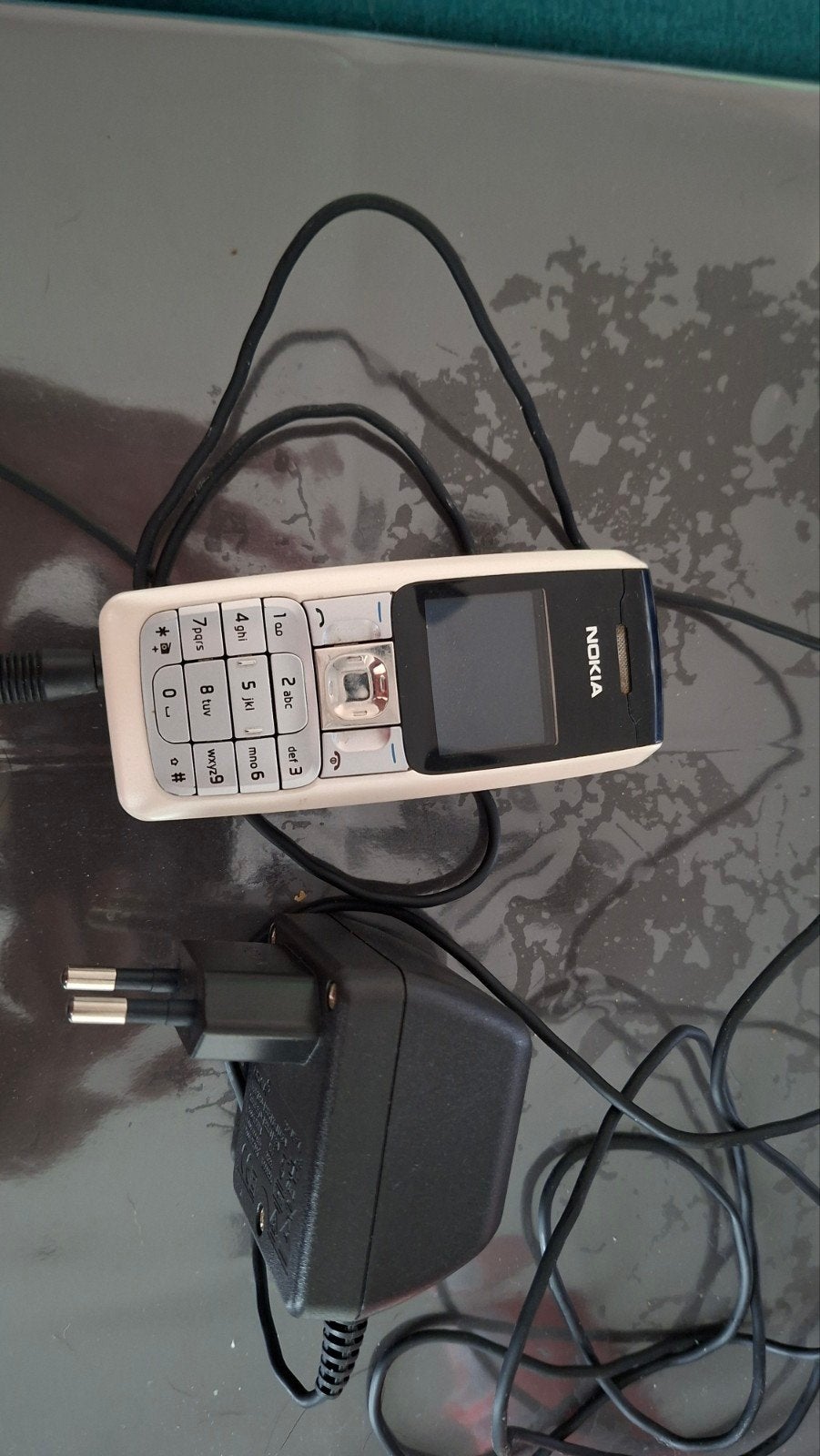 Nokia klassieke telefoon met oplader, Ophalen, Gebruikt, Geen camera, Wit