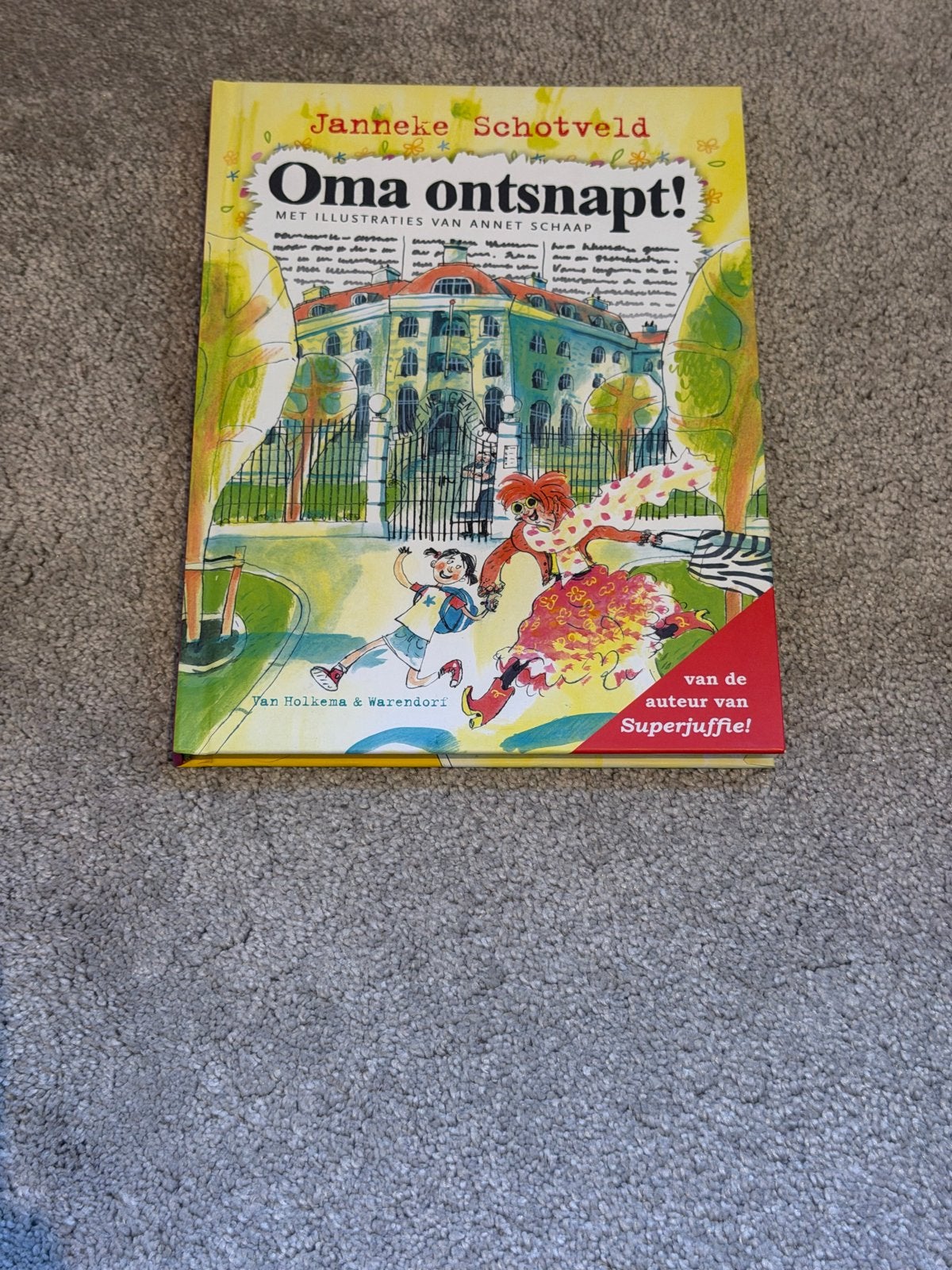 Oma ontsnapt! - Janneke Schotveld (Kinderboek), Ophalen of Verzenden, Zo goed als nieuw, Fictie