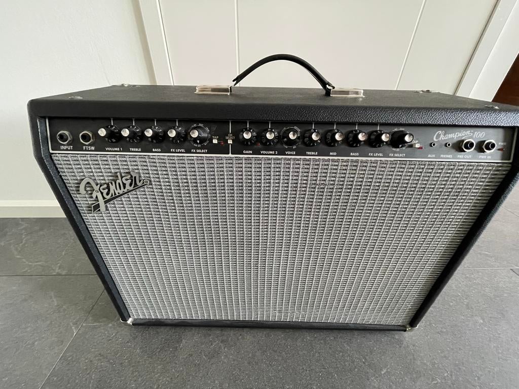Fender Champion 100 gitaarversterker met footswitch, Ophalen, Zo goed als nieuw, Gitaar, 100 watt of meer