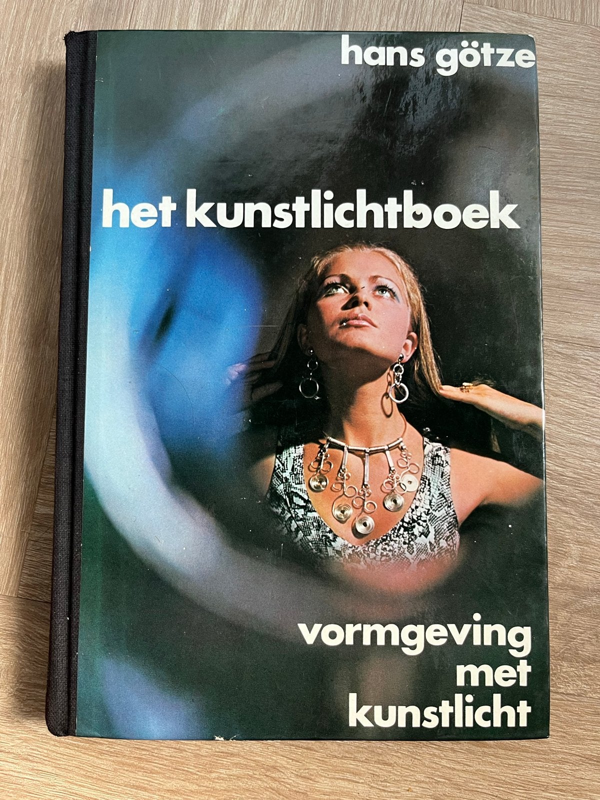 Het Kunstlichtboek - Vormgeving met kunstlicht, Ophalen of Verzenden, Gelezen, Fotografie algemeen