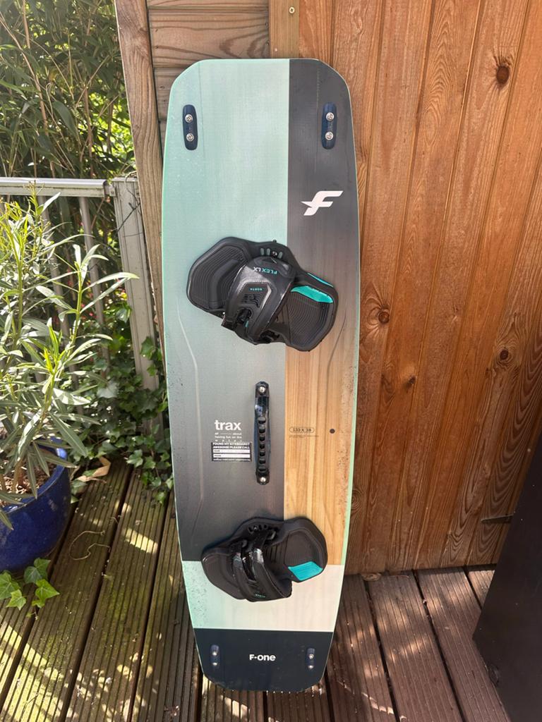 F-One Trax twintip Kitesurfboard 133x38, Ophalen, Gebruikt, Twintip, Overige typen