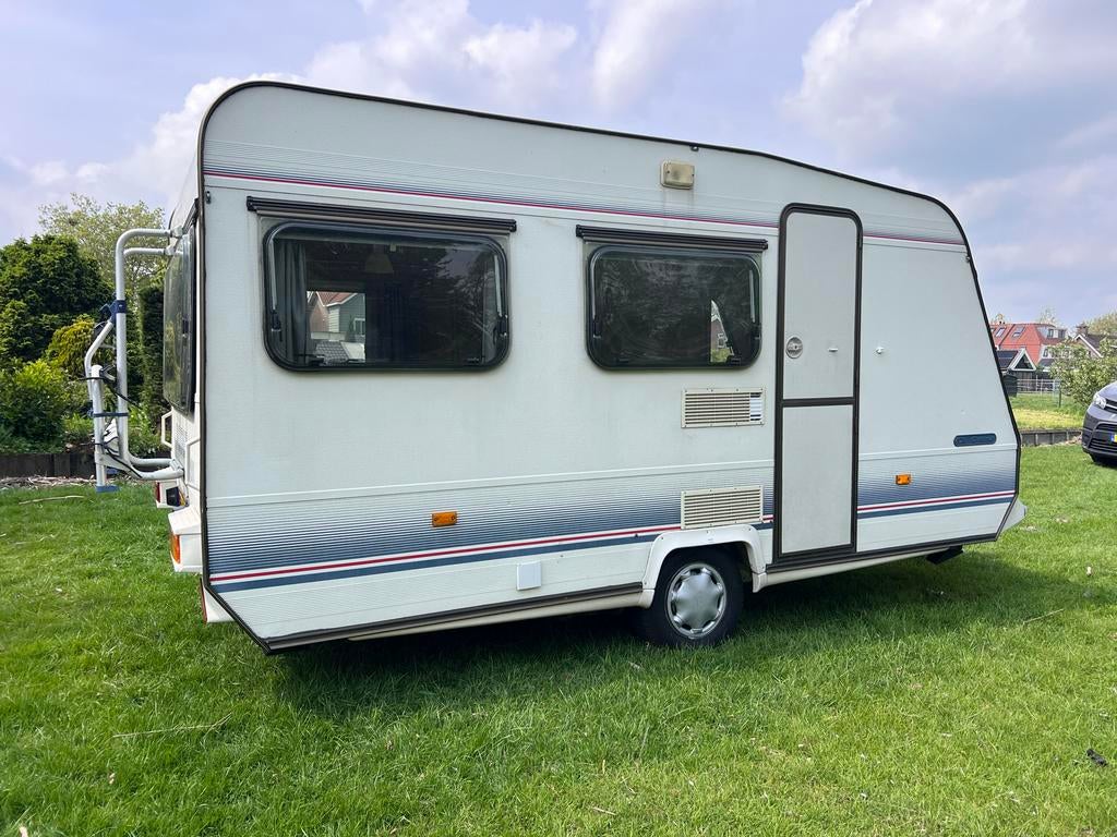 Mooie Compacte Adria 4258AD Caravan, Caravans en Kamperen, Standaardzit, Disselslot, Omvormbare zithoek, 750 - 1000 kg