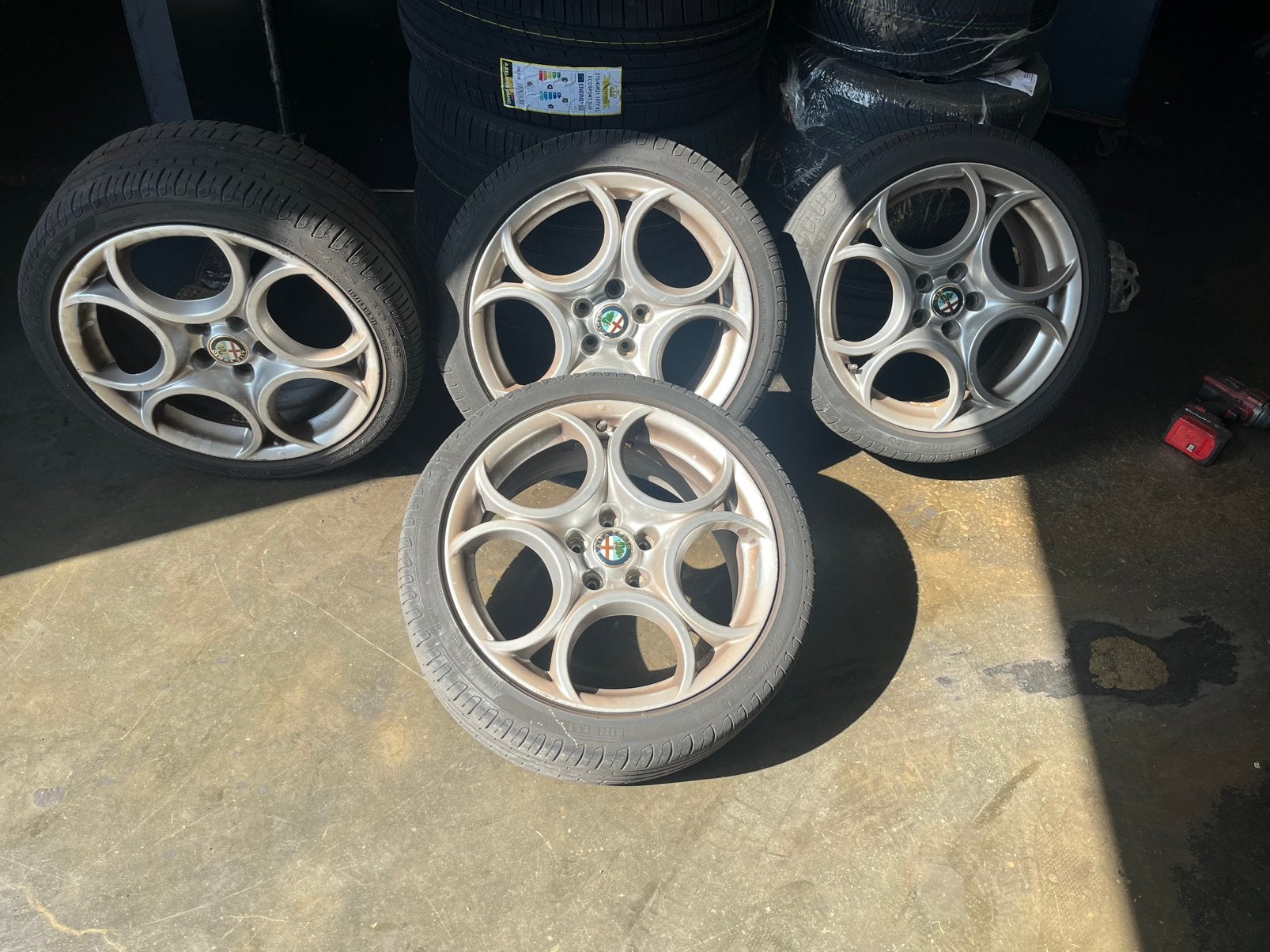 Alfa Romeo velgen met vrij wel nieuwe banden 18 inch, Auto-onderdelen, Banden en Velgen, 18 inch, Ophalen of Verzenden, Band(en)