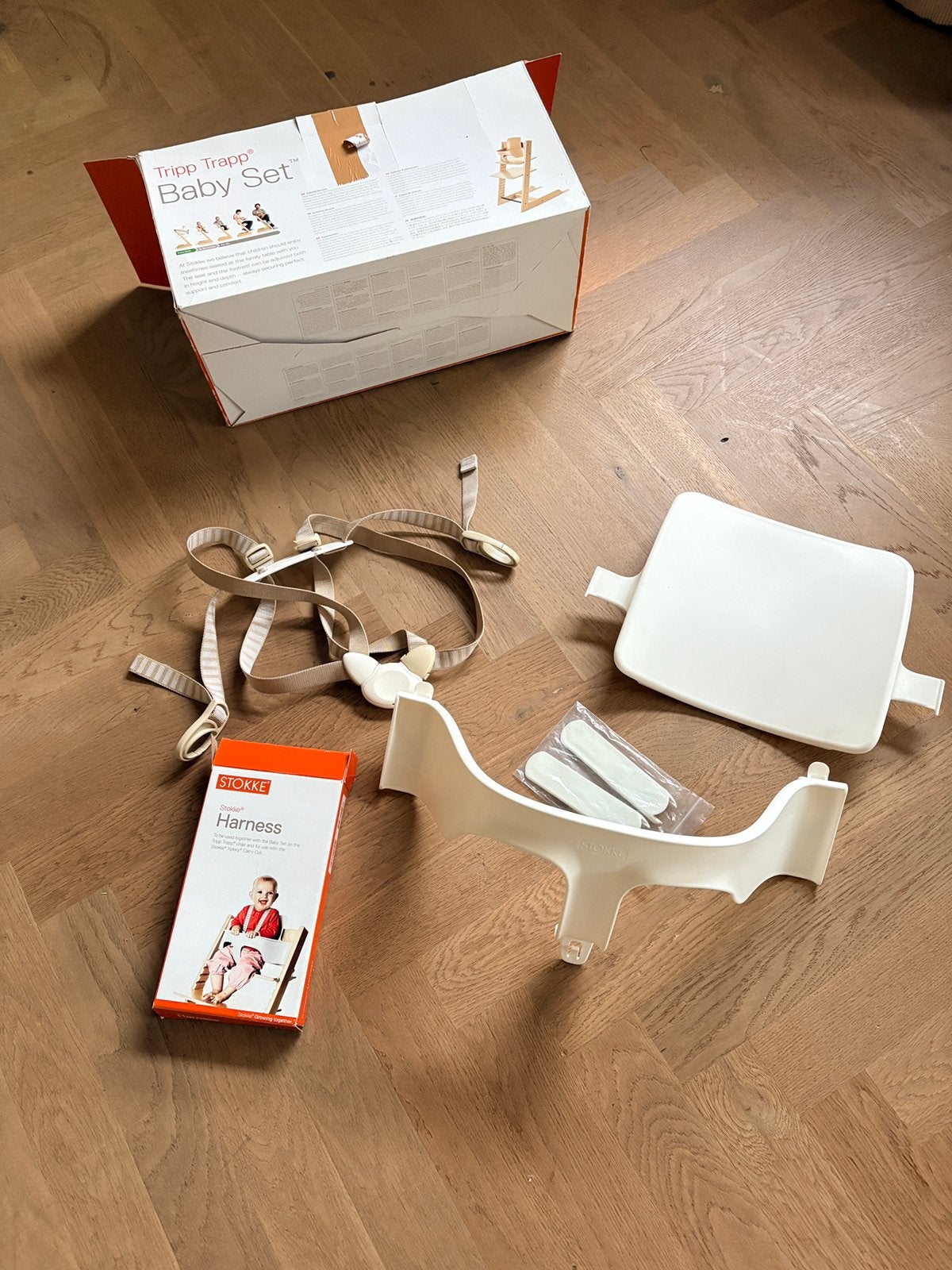 Complete Stokke Tripp Trapp Baby Set met tray en tuigje, Kinderen en Baby's, Kinderstoelen, Ophalen of Verzenden, Zo goed als nieuw