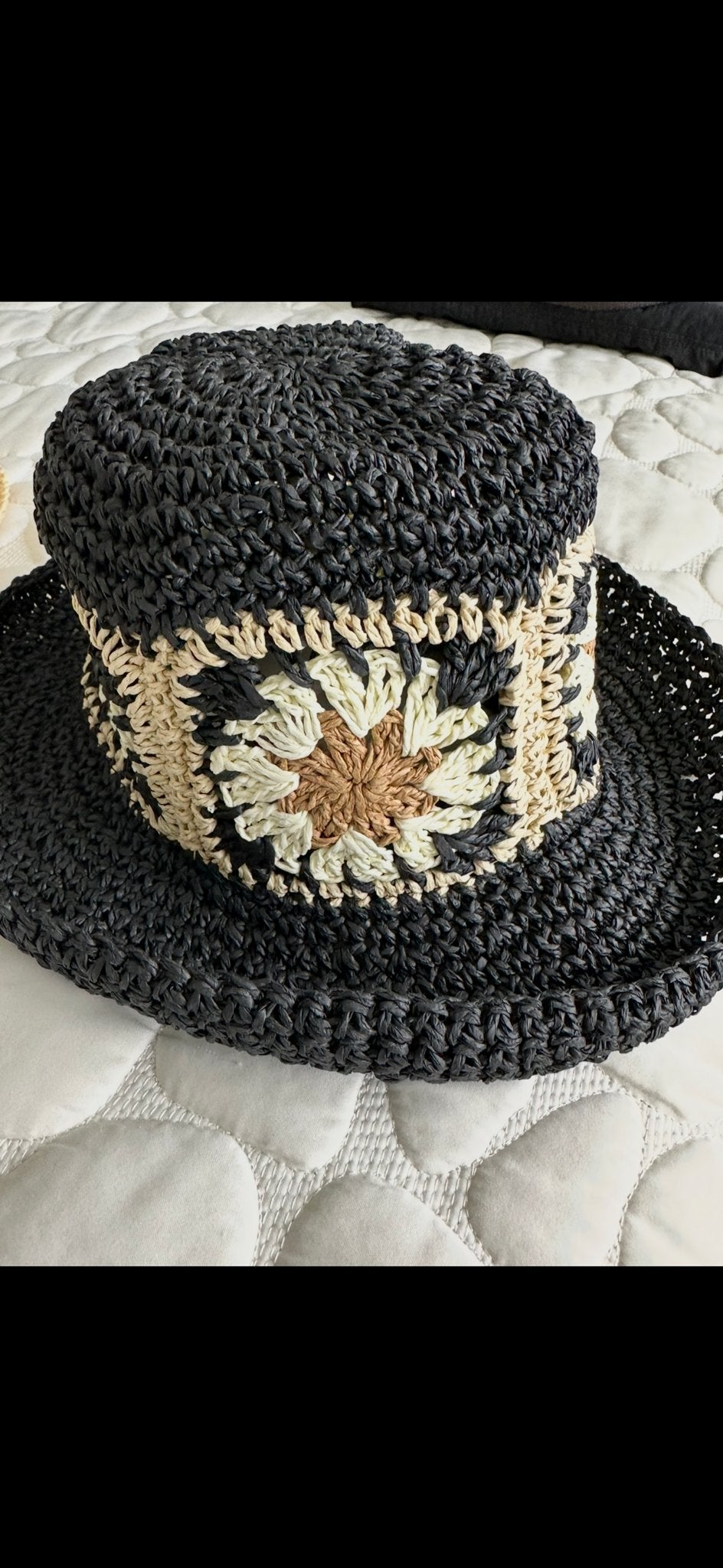 Zwarte gehaakte strohoed met bloemmotief, Ophalen of Verzenden, Zo goed als nieuw, One size fits all, Hoed