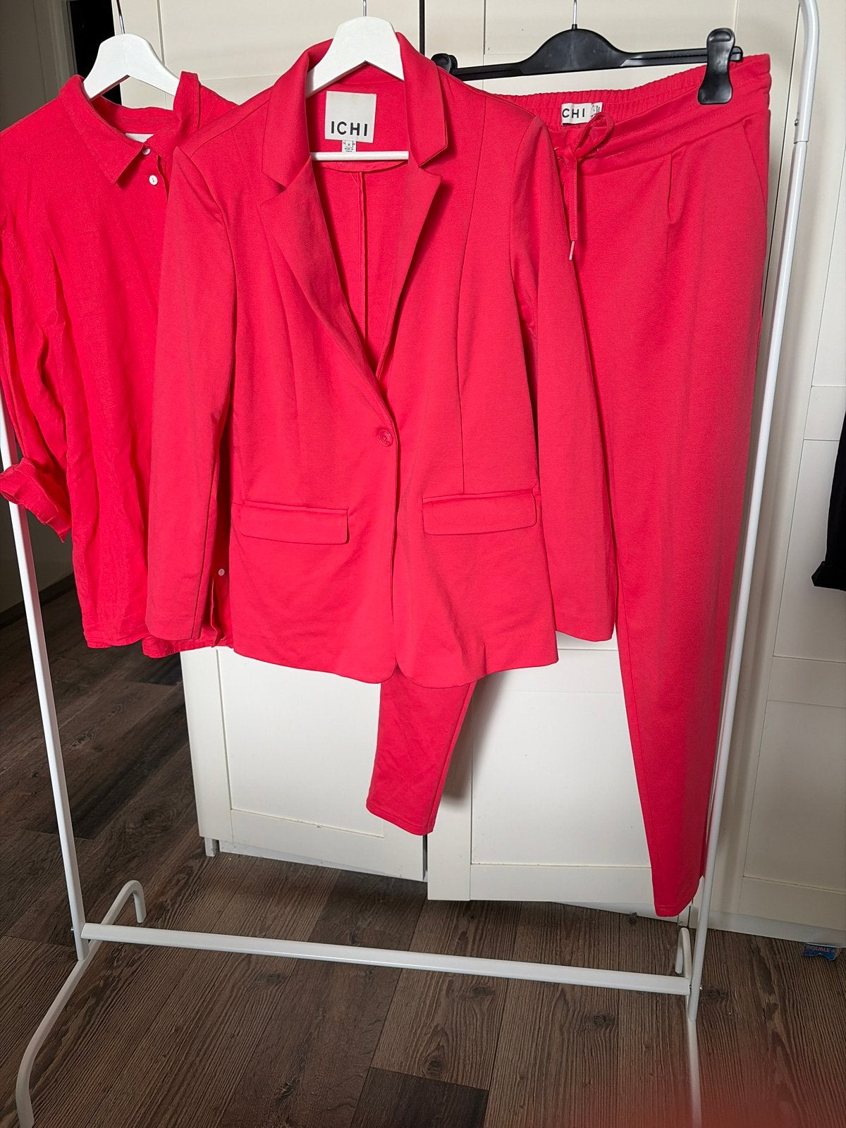 Ichi rood pak (blazer, broek, blouse) - Maat M/L, Kleding | Dames, Maat 38/40 (M), Kostuum of Pak, Ophalen of Verzenden, Zo goed als nieuw
