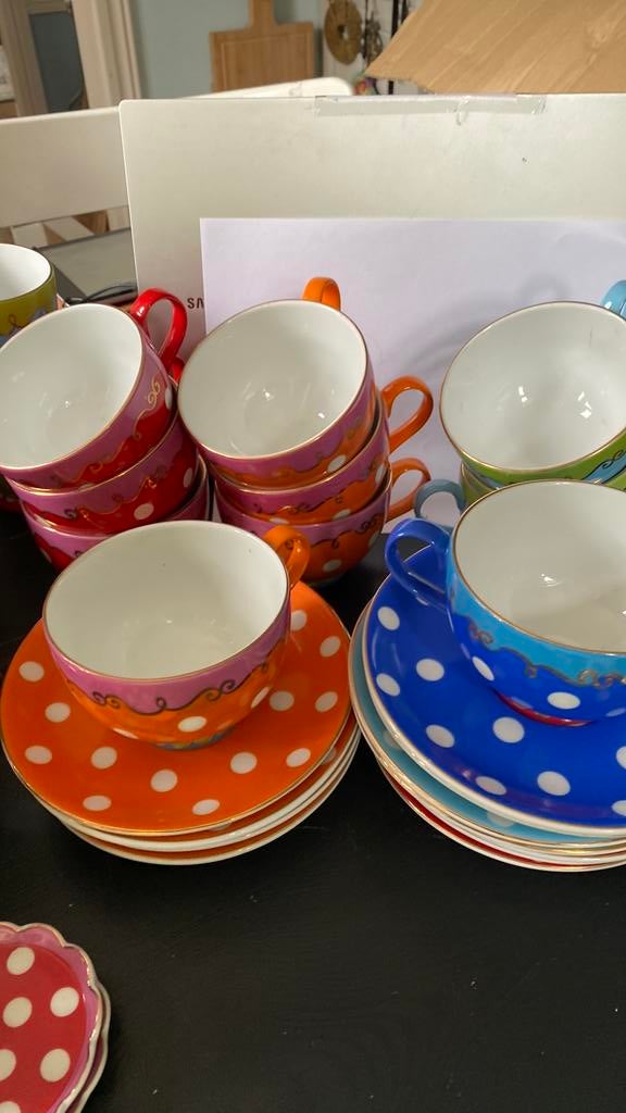 Lot oilily servies 10 theekoppen met schotels, Ophalen of Verzenden, Overige stijlen, Kop(pen) en/of Schotel(s)