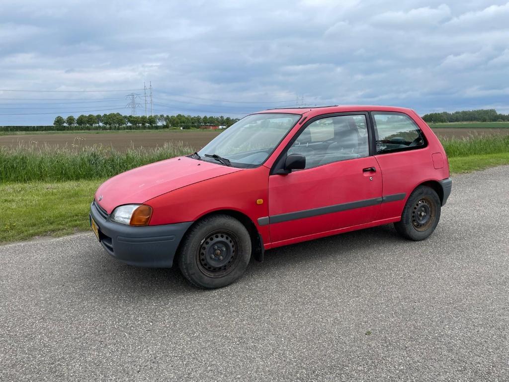 Toyota Starlet 1.3 16V Automaat 1997 Rood, Auto's, Stof, 4 cilinders, Starlet, 400 kg
