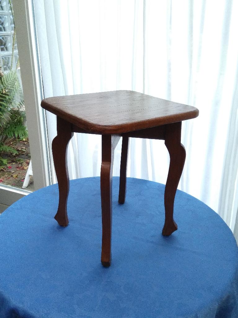 Bijzet TAFELTJE massief eikenhout, 42 cm hoog, blad 35x 35cm, Ophalen of Verzenden