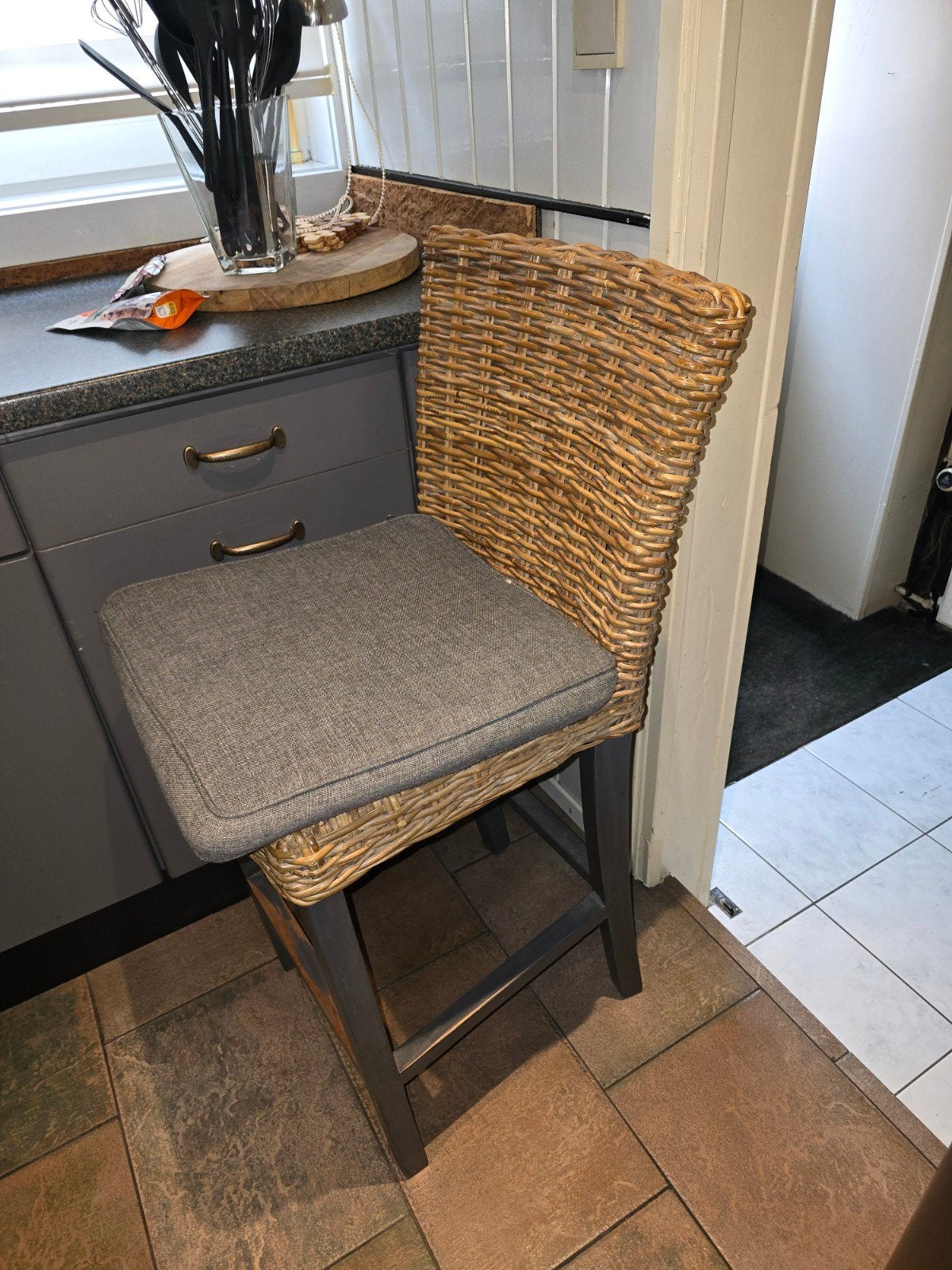 Twee rotan barkrukken met kussens, Huis en Inrichting, Ophalen, Gebruikt, Hout, 90 cm of meer