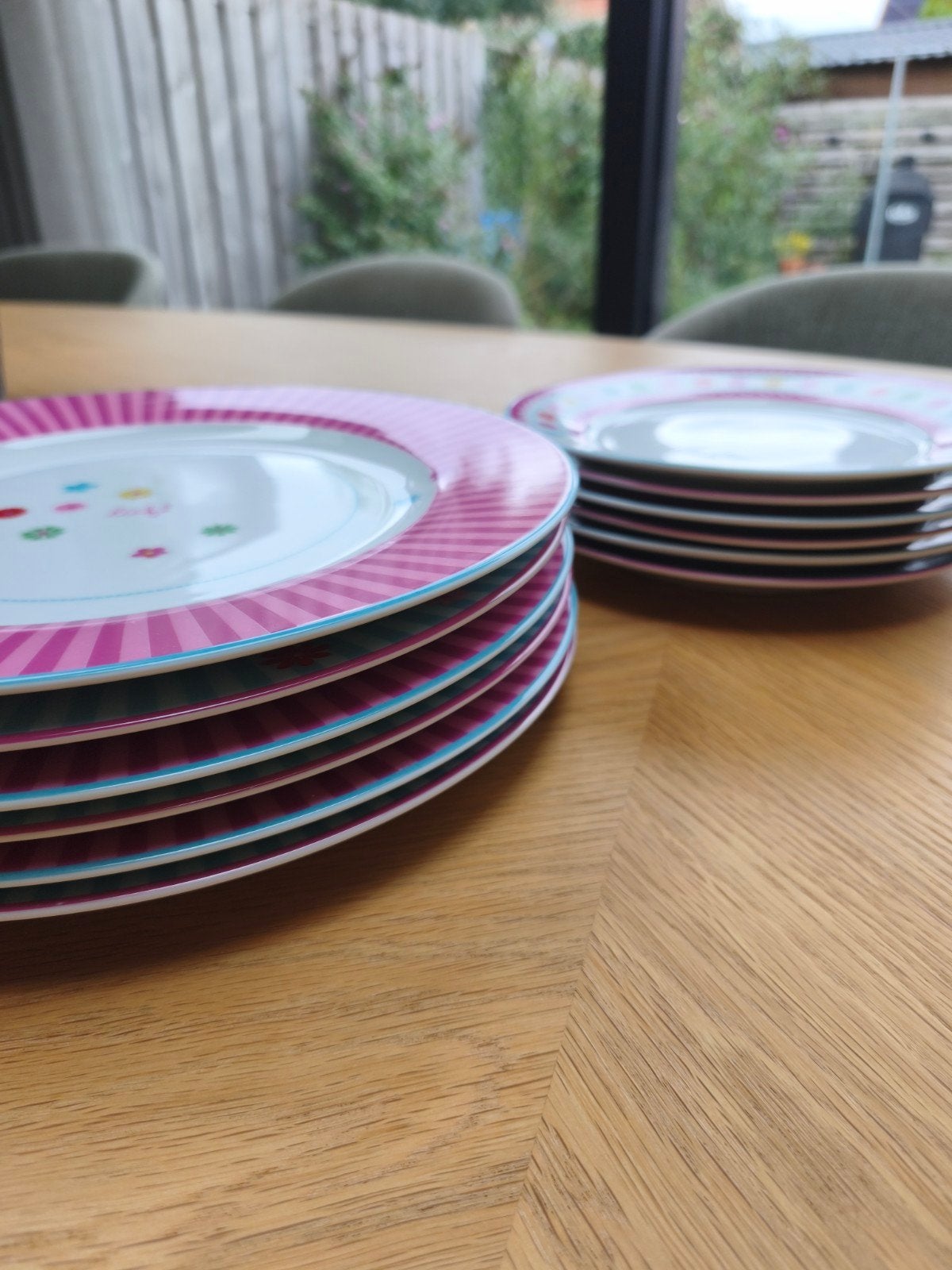 Leuke gekleurde borden, Ophalen