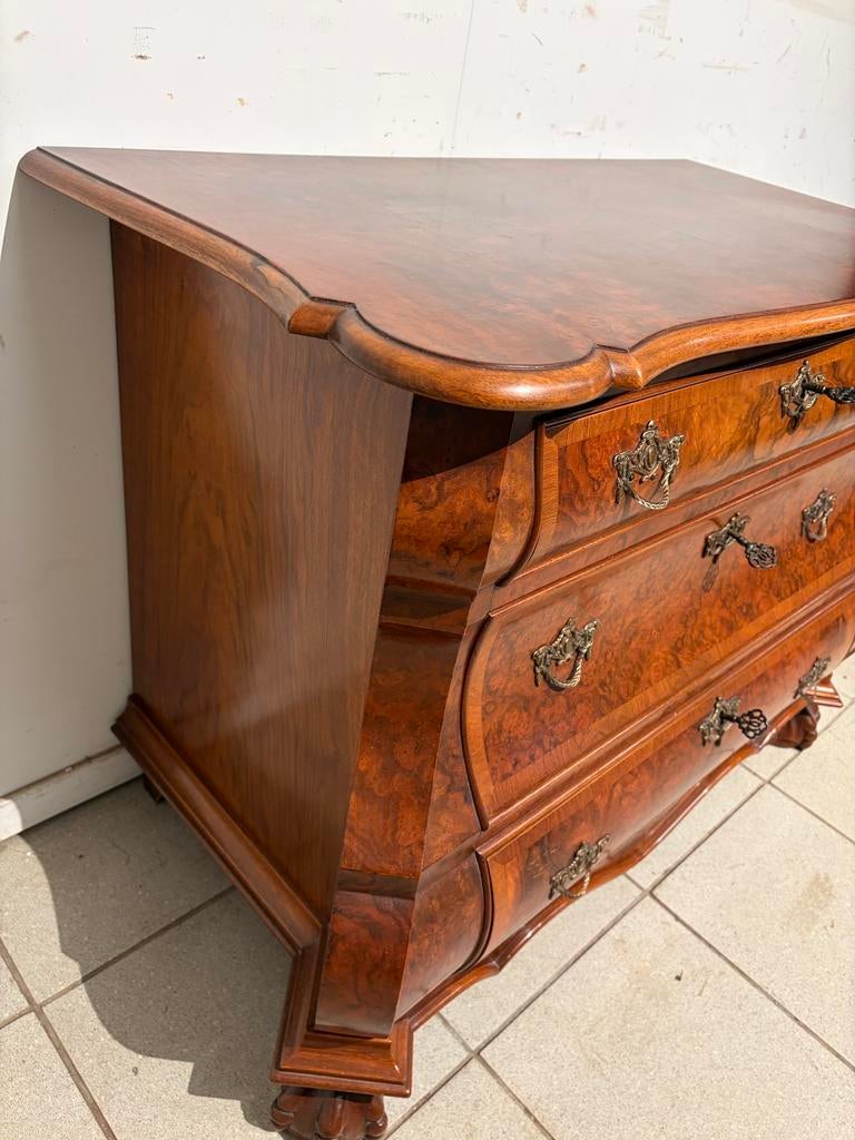 Wortelnoten 3 laden commode, Ophalen