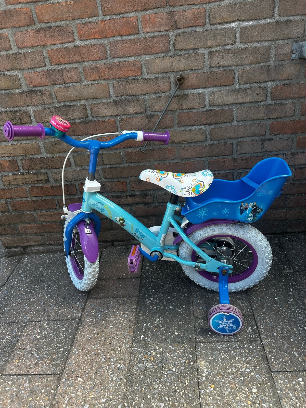 Frozen kinderfiets met zijwieltjes en poppenzitje, Fietsen en Brommers, Fietsen | Kinderfietsjes, Zijwieltjes, Gebruikt, Velgrem
