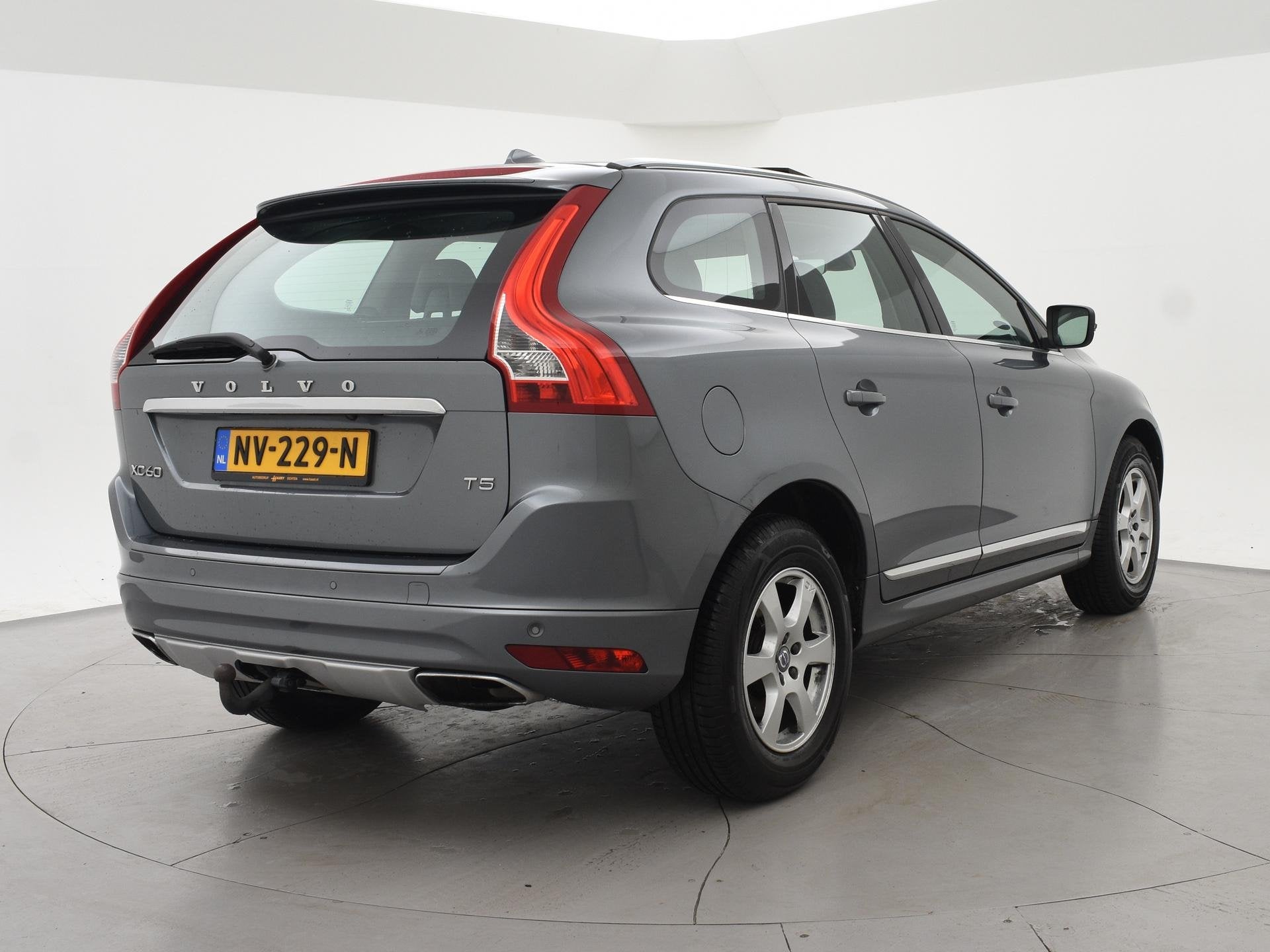 Volvo XC60 2.0 T5 FWD 245 PK POLAR+ PANORAMA | LEDER | TREKH, Auto's, 15 km/l, Gebruikt, 4 cilinders, 1969 cc