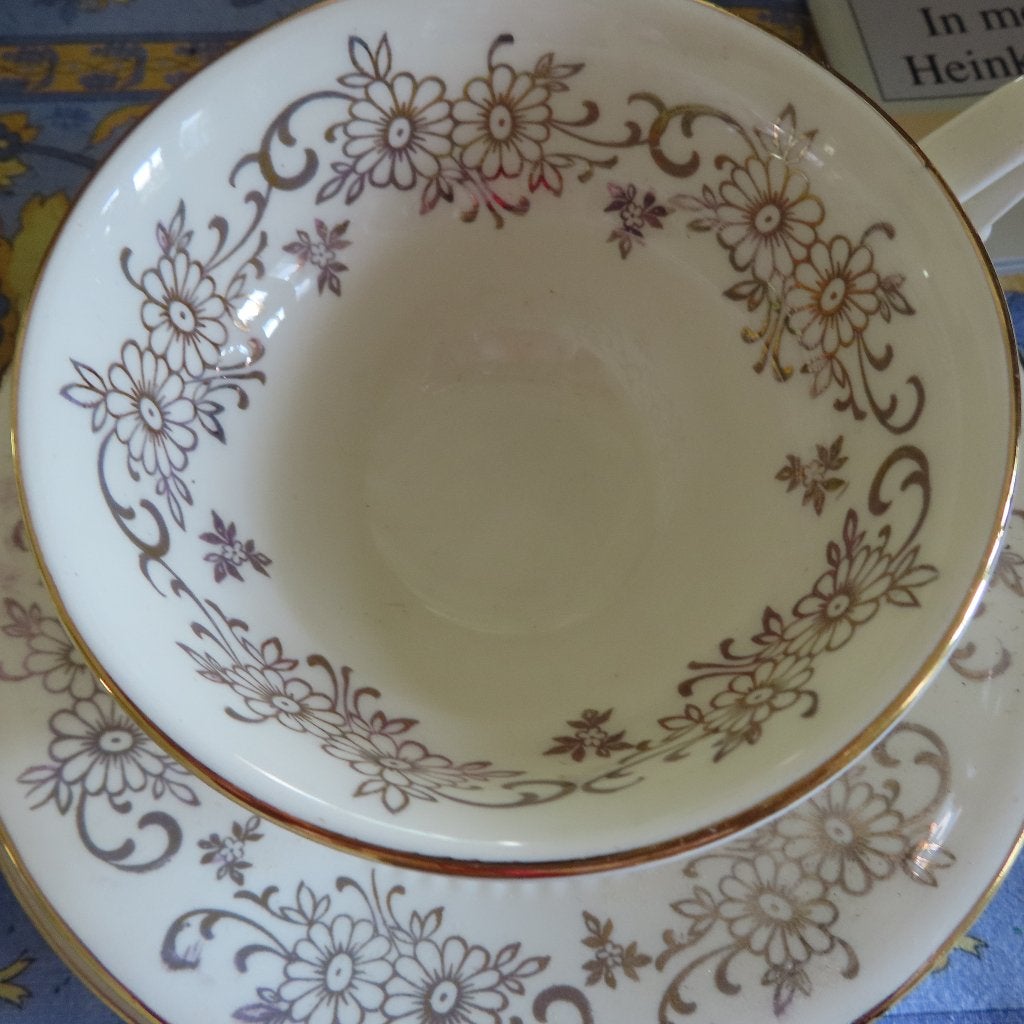 6 kopjes en schotel Mosa Maastricht ca. 1920 creme/goud, Ophalen of Verzenden