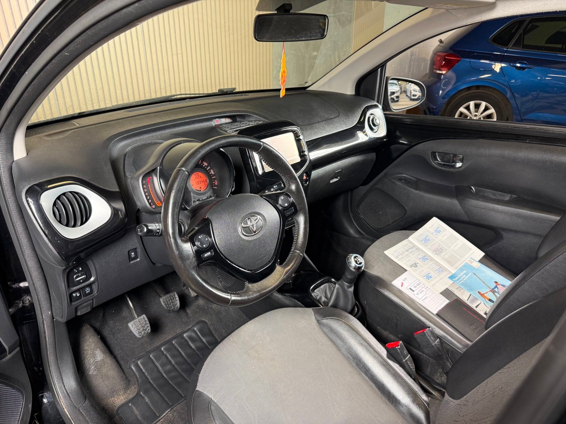 Toyota Aygo 1.0 VVT-i x-pose Open Dak Nwe Koppeling Trekhaak, Gebruikt, Euro 6, 4 stoelen, Zwart