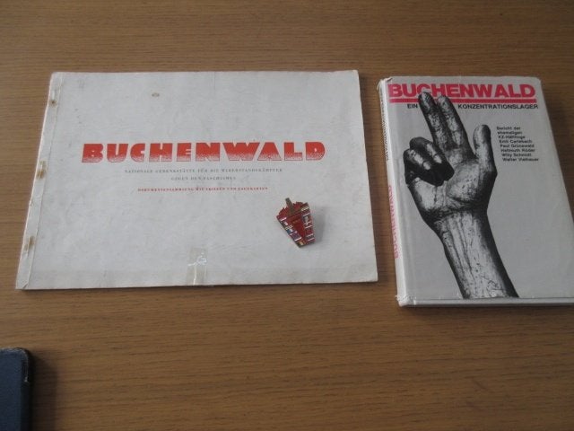 KZ buchenwald lotje , 2 boeken en een speldje, Verzamelen, Militaria | Tweede Wereldoorlog, Ophalen of Verzenden, Nederland, Boek of Tijdschrift