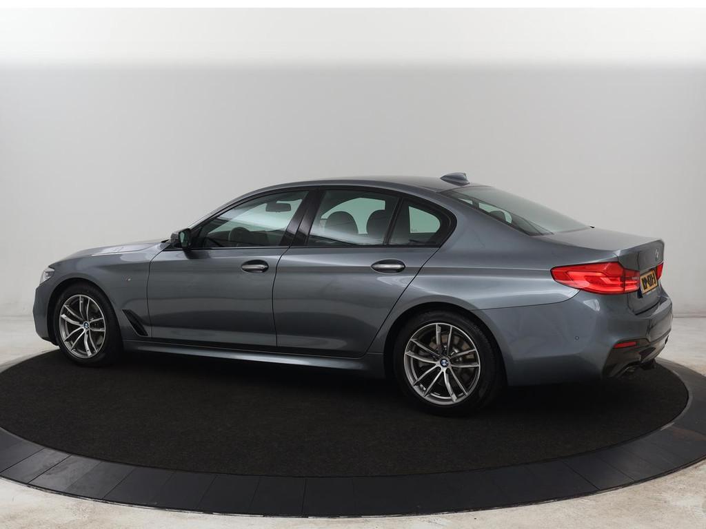 BMW 5-serie 520i M Sport | Alcantara | Sfeerverlichting | Tr, Auto's, BMW, Automaat, 1998 cc, Achterwielaandrijving, Gebruikt