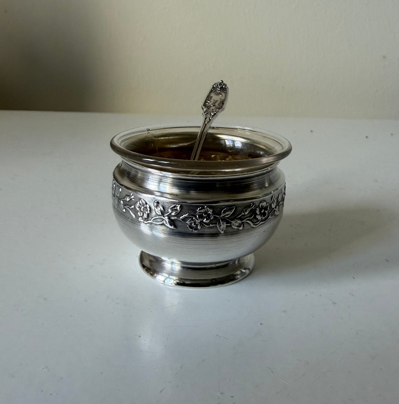Antiek zilveren zoutvaatje met zilveren lepeltje. 1920, Ophalen of Verzenden, Zilver
