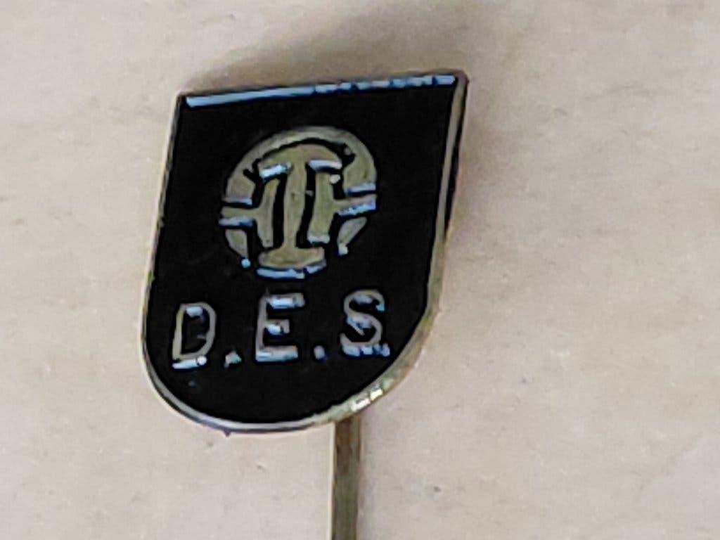Voetbalvereniging D.E.S.. Door Eendracht Sterk Nijverdal., Verzamelen, Verzenden, Zo goed als nieuw, Sport, Speldje of Pin