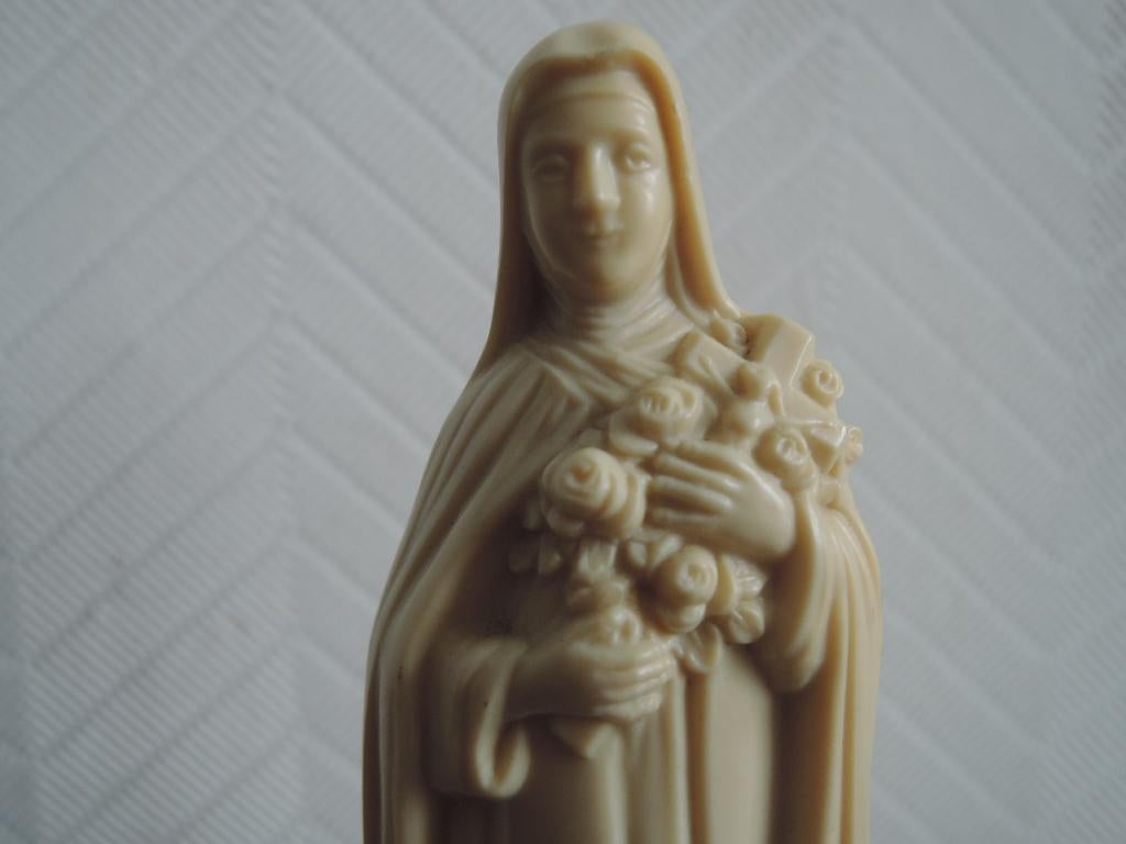 Kunststof beeldje van de Heilige Therese, Ophalen of Verzenden, Zo goed als nieuw, Beeld(je), Christendom | Katholiek