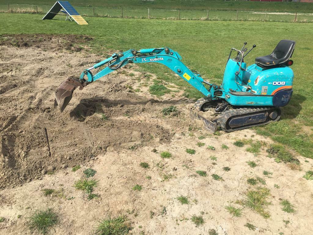 Minigraver afgraven , vlakken , wortels verwijderen