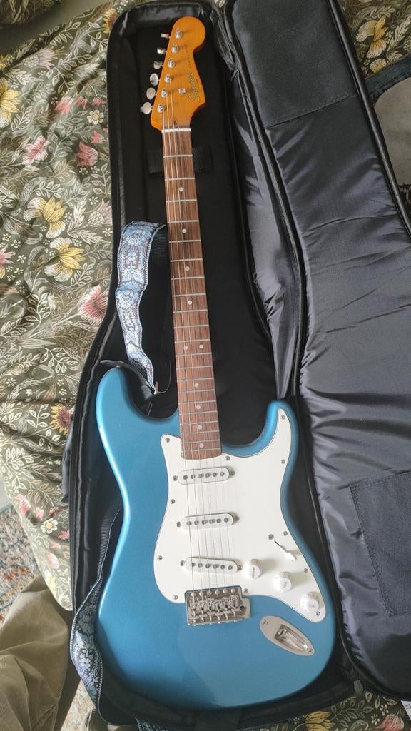 Squier Stratocaster + Tas en Kabel, Muziek en Instrumenten, Snaarinstrumenten | Gitaren | Elektrisch, Zo goed als nieuw, Solid body