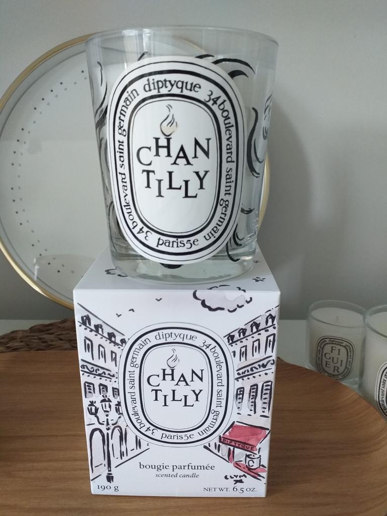 Nieuwe Diptyque 190 gram geurkaars Chantilly voor € 39, Huis en Inrichting, Woonaccessoires | Kandelaars en Kaarsen, Overige materialen