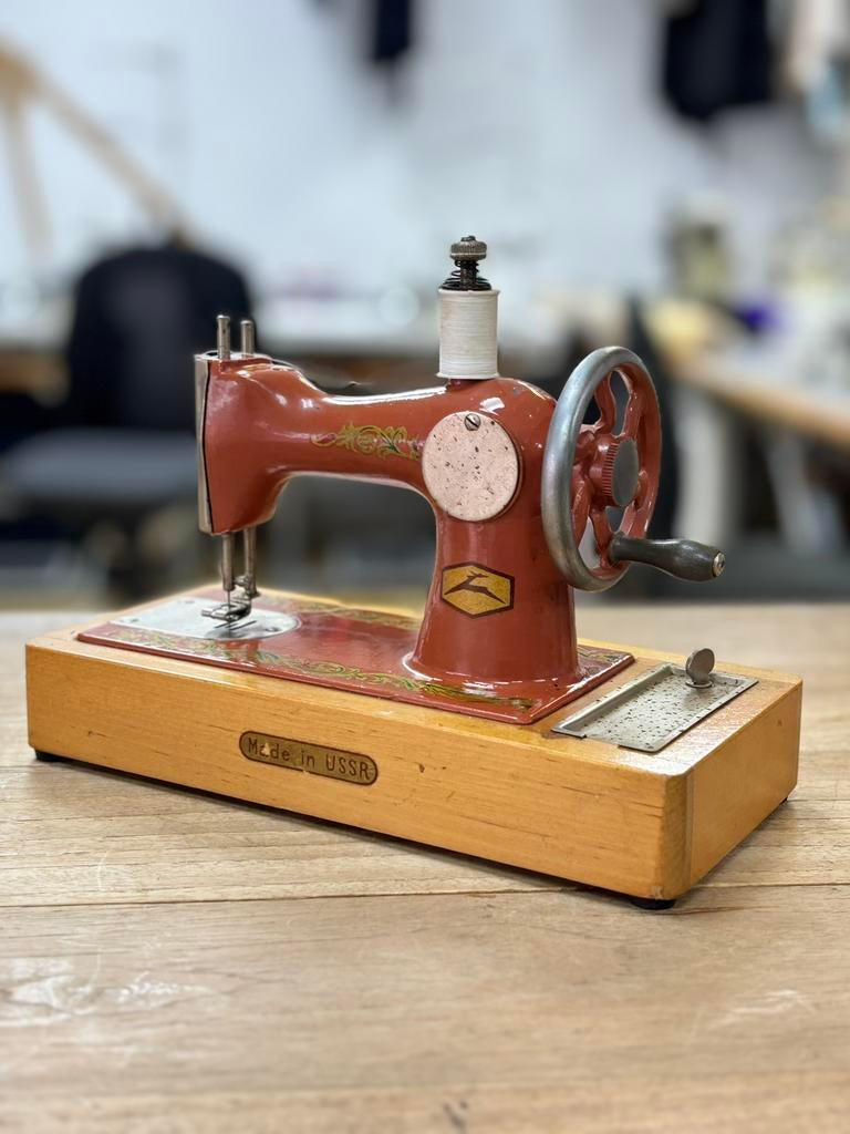 Antieke speelgoed USSR Sovjet naaimachine, Ophalen of Verzenden