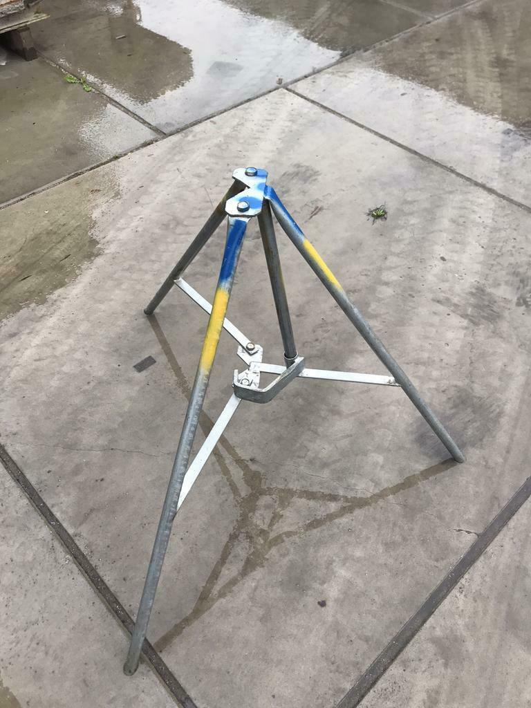 Nette gebruikte stempelstatieven tbv schroefstempels, Ophalen