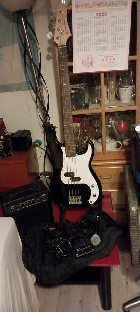 Basgitaar met toebehoren te koop!, Muziek en Instrumenten, Snaarinstrumenten | Gitaren | Bas, Ophalen of Verzenden, Zo goed als nieuw
