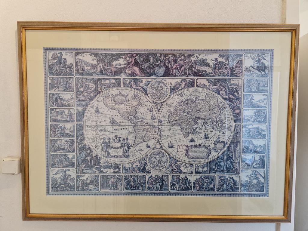 Klassieke kaart in goudkleurige lijst (109 x 79 cm), Antiek en Kunst, Ophalen