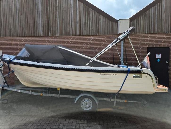 Complete oldambtsloep 580 met trailer en 20 pk suzuki, Watersport en Boten, Sloepen, Zo goed als nieuw, Benzine, Polyester, Buitenboordmotor