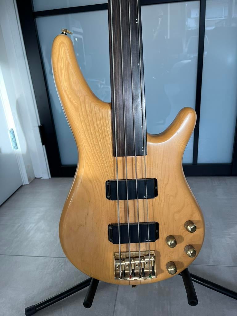 Basgitaar Ibanez Musician MC2924, Muziek en Instrumenten, Snaarinstrumenten | Gitaren | Bas, Ophalen, Zo goed als nieuw, Fretloos