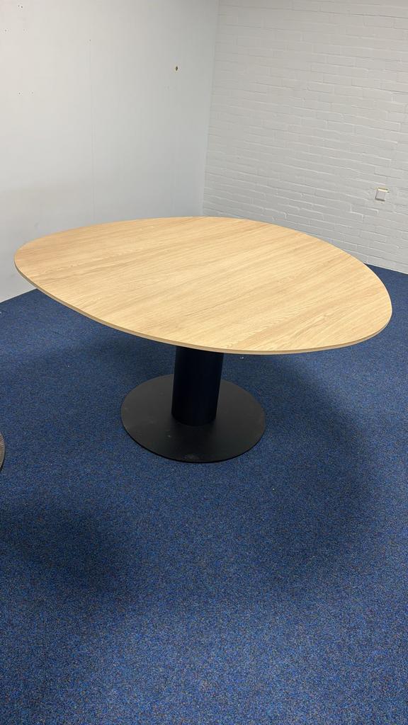 PUUUR Organische eettafel met zwart stalen poot - 144cm, Ophalen
