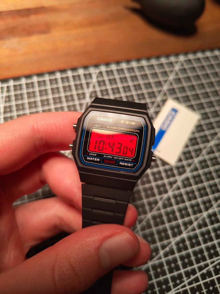 Casio F91W mod rood, Sieraden, Tassen en Uiterlijk, Horloges | Heren, Nieuw, Polshorloge, Casio, Overige materialen, Overige materialen