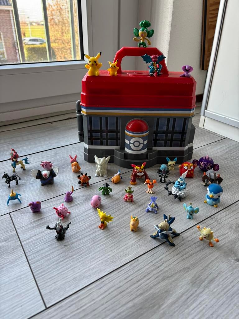 Pokemon battle arena koffer met zeldzame actifiguren, Ophalen of Verzenden, Zo goed als nieuw